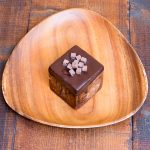これでもかチョコキュウブ。中身はマカデミアナッツとチョコレート入り。