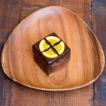 チョコ生地にチョコレートをトロリと流し中身はオレンジピールとドライフルーツ入り。