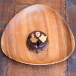 チョコレ―パンのステージにドライフルーツとナッツを盛り付けたデザートをどうぞ！