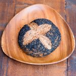 黒ゴマの風味ともっちリ感を楽しんで！そのままでも野菜やハム、サーモン等サンドして！