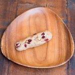 クランベーリーの酸味がさえる。カシュウナッツ、ヘーゼルナッツ入りで香ばしさがキラリ！