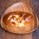 生のリンゴスライスとリンゴコンポートをカスタードクリームを塗って包んだ大型パン。