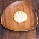 さくさくのメロンの皮と甘めの菓子パン生地でおやつにぴったり！