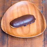 揚げパンにチョコレートをコーティングしました。見た目ほどくどくない！