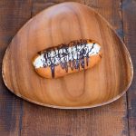 揚げパンに生クリームをサンドしてチョコレートでトッピング。無性に食べたくなる！