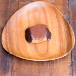 生チョコクリームを絞り込みチョコレートデで蓋をしました。