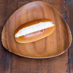 甘すぎない生クリームをサンドしました。