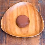 香ばしいヘーゼルチョコクリーム。ココアがふぁ～と降り積もったパン！