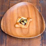 地元産の紅あずまというさつま芋をふかしてデニッシュに乗せやきました。