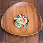 ふわふわ生地にイカ墨ソース、ツナと季節の野菜を載せました！食べやすくおひとりサイズです。