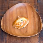 全粒粉のパンにレーズンをねりこみグラニュー糖がしっとりしみ込んで味わい深い。