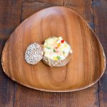 もっちリパンの中をくりぬきホワイトクリームシチューをれチーズを乗せ焼きました。