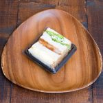 全粒粉のパンがナミテテ風！レタス、卵、カツの３種の味が楽しめる。