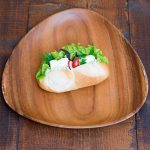 クリームチーズとハーブをサンドしました。バジルソースが決め手！