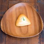季節の野菜とおしんこ入り塩味の利いた珍しいパン。