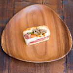 辛口カレーにさくさくの食感のレンコンをメインにベーコン巻ウィンナーと季節の野菜を差し込みました。