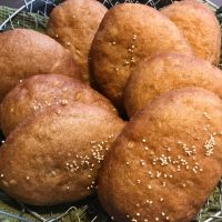 アフリカで食べられている伝統的なおやつです。ほんのり甘いココナッツミルクとカルダモンが入った揚げぱんです!